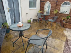 Flat-upto 4 people EV+Parking. dog secure garden - Image 5