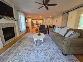 Peaceful 2-bedroom town house with fireplace - Image 2