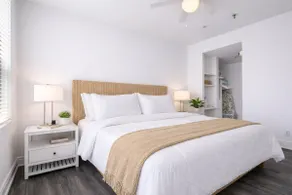 Island 1BR • King Bed • AC in BR • Parking - Image 2