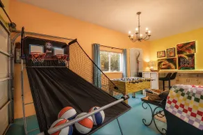 Niagara Farmhouse Retreat | Hot Tub - Arcade - Image 3