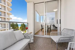 Cronulla: Ocean Views, Steps to Beach - Image 3