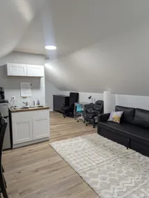 Cozy 1-Bedroom Loft in Central Oak Ridge - Image 4
