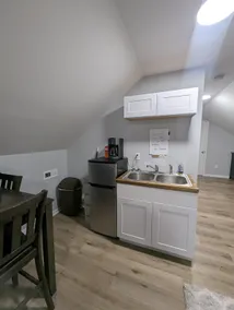 Cozy 1-Bedroom Loft in Central Oak Ridge - Image 5