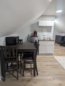 Cozy 1-Bedroom Loft in Central Oak Ridge - Image 3