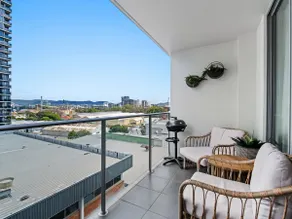 Chic 2-Bed Apartment  5 minutes walk to QPAC - Image 3