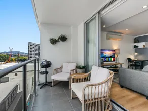 Chic 2-Bed Apartment  5 minutes walk to QPAC - Image 2