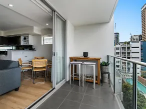 Chic 2-Bed Apartment  5 minutes walk to QPAC - Image 4