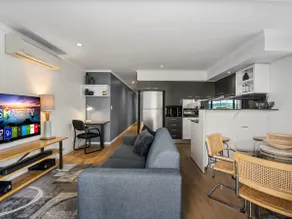 Chic 2-Bed Apartment  5 minutes walk to QPAC - Image 5