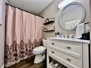 3 BDR Ranch w/ Fenced yard, laundry, garage + more - Image 4