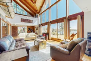 Lakefront home with gym, game room, home theatre, & private beach with boathouse - Image 4