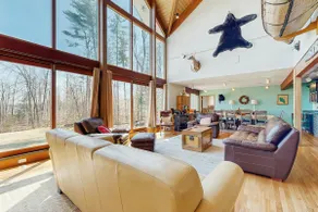 Lakefront home with gym, game room, home theatre, & private beach with boathouse - Image 5