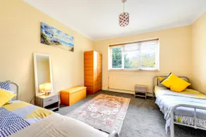 2-bed Flat - Wallington - 6min walk to station - Image 3