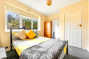2-bed Flat - Wallington - 6min walk to station - Image 4