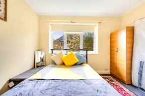 2-bed Flat - Wallington - 6min walk to station - Image 5