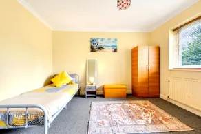 2-bed Flat - Wallington - 6min walk to station - Image 2