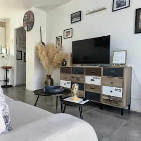 Nice quiet cottage, air conditioning, parking, Wi-Fi & linens - Image 2