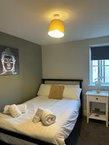 Willow House by Shortstays4U 2bedroom Townhouse with free parking in town centre! - Image 3