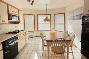 Large 3BD - full kitchen Apartment - with parking - Image 3