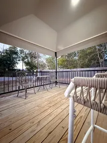 Modern home in Manor - Image 3