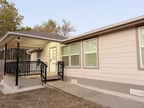 Modern home in Manor - Image 2