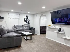 Modern home in Manor - Image 5