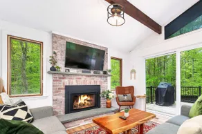Cozy, Pet-Friendly Escape Near Lake & Mountains - Image 3