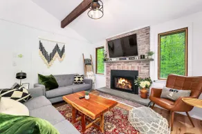 Cozy, Pet-Friendly Escape Near Lake & Mountains - Image 4