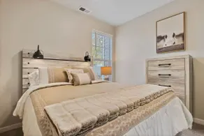 Sophisticated 3 bedroom townhome - Image 4