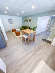Modern + Spacious condo next to 81 - Image 2