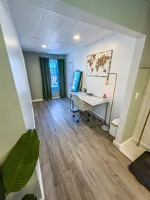 Modern + Spacious condo next to 81 - Image 4