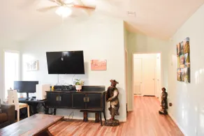 Peaceful Getaway, Walking distance to the Lake! - Image 3