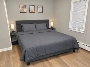 Cozy Home by Ann Arbor 2 Bed with King Room - Image 2