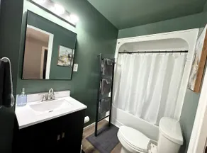 Cozy 2 Bed Home by Ann Arbor - Image 3