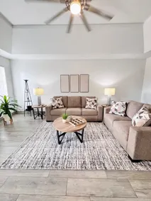 Fun 3 bed / 2 bath with two car parking garage! - Image 4