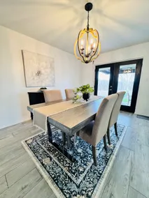 Fun 3 bed / 2 bath with two car parking garage! - Image 3