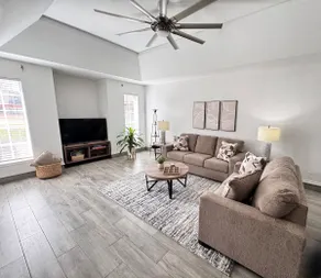 Fun 3 bed / 2 bath with two car parking garage! - Image 2