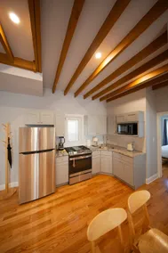 Luxury Villa in Brooklyn with Parking - Image 3