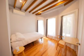 Luxury Villa in Brooklyn with Parking - Image 5