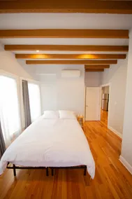 Luxury Villa in Brooklyn with Parking - Image 4
