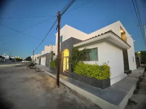 Casa Las Palmas, full of life, with a swimming pool. - Image 2