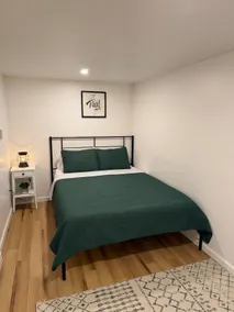 Cozy 1-bedroom unit with fireplace & full kitchen - Image 4