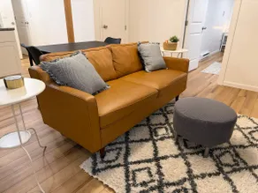Cozy 1-bedroom unit with fireplace & full kitchen - Image 2