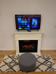 Cozy 1-bedroom unit with fireplace & full kitchen - Image 3