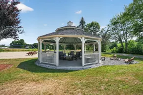 Spacious Lakeside Retreat - Image 3