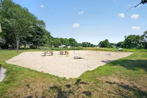 Spacious Lakeside Retreat - Image 4