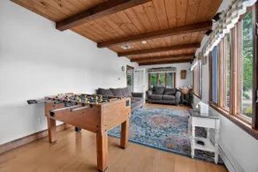 Spacious Lakeside Retreat - Image 2
