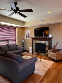 Lovely 2-bedroom loft w/fireplace & chef’s kitchen - Image 2