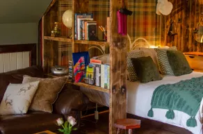 Gorgeous cosy cabin with magical river garden - Image 5