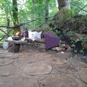 Gorgeous cosy cabin with magical river garden - Image 3