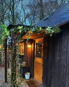 Gorgeous cosy cabin with magical river garden - Image 4